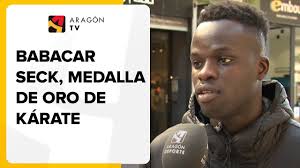 Babacar Seck, entre el podium y el súper del barrio
