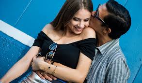 Ce faci cand nu iti raspunde la mesaje? Daca Un Barbat Face Aceste 5 Lucruri Te Foloseste Doar Ca Sa I Flatezi Ego Ul Elle Ro