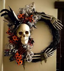 The circle of wreath can be prepared using tons of creative ideas. Pin On Halloween Fun