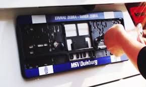 Wie Offnet Man Einen Kennzeichenhalter Und Wechselt Ein Kennzeichen Montage Und Anbauanleitung Fur Nummernschildhalter Carclix B2b