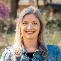 Robyn Bragg's Instagram, Twitter & Facebook