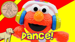 Aby odzyskać kocyk, elmo musi dotrzeć do królowej śmieci. Let S Dance Singing Dancing Elmo Youtube