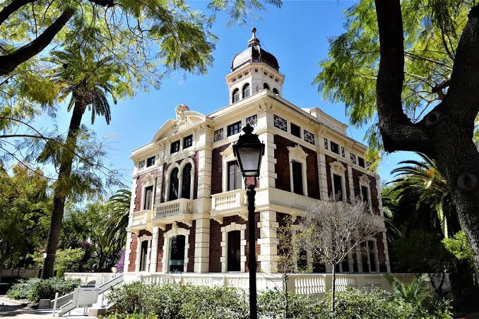 Jardín de Ayora: Oasis Urbano con Historia y Belleza Botánica