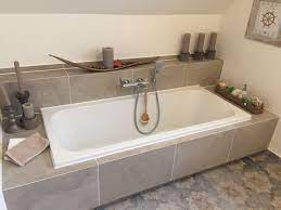 Wie wird eine badewanne ordentlich abgedichtet wenn zwischen wand und wannenrand noch eine geflieste ablage auf bauplatten angebracht werden soll. Ablage Badezimmer Badezimmer Ablage Badezimmer Dachgeschoss