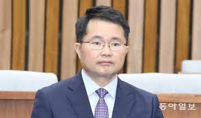 김진욱, 공수처 차장에 판사 출신 여운국 변호사 제청. 65i0fux3y97yzm