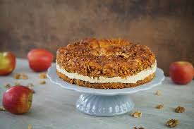Wenn im herbst die tage kürzer werden und sich der erste frost ankündigt, werden die rezepte herzhafter und wir stehen wieder länger in der küche. Bienenstich Im Herbst Apfel Zimt Torte Mit Walnusskruste Sallys Blog