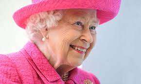 You Won T Believe How The Queen Picks Out Her Outfits Queen Elizabeth Queen Elizabeth Ii Elizabeth Ii