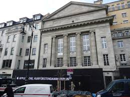 As is tradition, huge crowds of eager apple fans queued up for as long as 10 hours prior, according to the berlin morgenpost. Apple Store Berlin Offnet Am 3 Mai Am Kurfurstendamm Seine Pforten Stereopoly