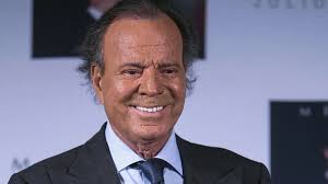 Denuncian a Julio Iglesias en España por presuntas agresiones sexuales