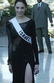Gal gadot contó que para encarnar a la 'mujer maravilla' se sometió a duros entrenamientos de artes marciales y deportes extremos. La Mujer Maravilla Gal Gadot Desfilo En El Miss Universo En Ecuador El Comercio