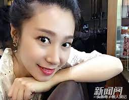 王李丹妮，原名王李丹，毕业于北京中北英皇艺术学校，河南蒙古族人，演员、模特、主持人、自由作家。 毕业于北京中北英皇艺术学校，现居北京。 高挑性感的身材使王李丹妮在网络上有了较高人气。 2012年出演香港3d电影《一路向西》，饰演按摩女郎小思。 其性感大胆的演出，使得该电影未上映先. çŽ‹ä¸¹å¦®ä¸å ªéŽå¾€æ›å…‰æ·±æ‰'é¦¬å¯çŽ‹ä¸¹å¦®éš±å©šå…§å¹• æ¯æ—¥é ­æ¢