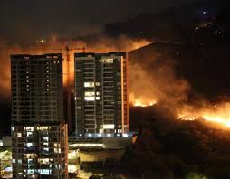 Bomberos de cali avanzan en la atención del incendio estructural en el centro de la ciudad. Incendios En Cali Fueron Provocados Dice Alcaldia