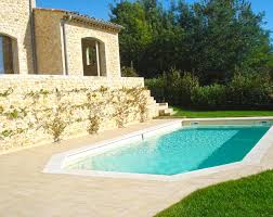 L'application des données du formulaire pour une piscine de 32 m^2 utilisée en moyenne 4 heures par jour par 4 baigneurs conduit à une évaporation qui passe de 10,1 litre/h à 12,1 litre/h soit une augmentation de l'ordre de 20 % environ. Detecter Une Fuite Dans Sa Piscine