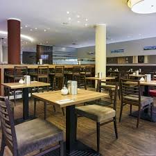 The famous bus 100 will take you from the hotel to such famous sights as the brandenburg gate or the reichstag building. Holiday Inn Express Berlin City Centre West Berlin Bei Hrs Gunstig Buchen