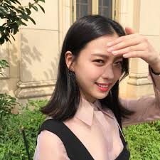 Lee dong hyun's character hwang hee tae is the top medical student at seoul national university college of medicine while go min si's character kim myung hee is a nurse who is struggling with the hardships of life. 9 Potret Go Min Si Sepupu Kim So Hyun Di Drama Love Alarm