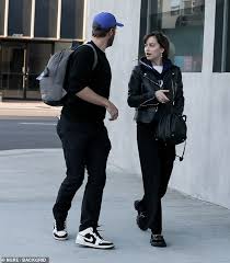 Johnson grew up in colorado but later attended schools in monterey and santa monica, california. Dakota Johnson Sieht Muhelos Chic Wie Sie Geniesst Mittagessen Datum Mit Beau Chris Martin Aktuelle Boulevard Nachrichten Und Fotogalerien Zu Stars Sternchen