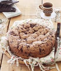 Una torta rustica a base di mandorle che prevede un mix di farina di grano e di mais e si gusta con piacere a colazione, a merenda con una tazza di tè o come dessert, nel caso meglio se accompagnata da una crema. Torta Cookie Al Cioccolato Senza Glutine La Cassata Celiaca