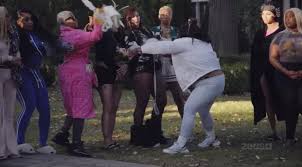 How Biggie didn't stand on business with akbar when she threw her purse? At  that point it's up to akbar to start swinging just like Biggie did when  Jaidyn threw them flowers.