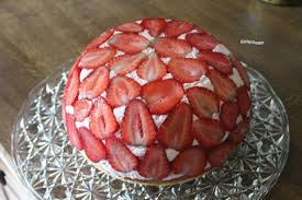 Stürze die torte zuletzt vorsichtig auf eine große kuchenplatte und drapiere halbierte erdbeeren um die fruchtige kuppel herum. Kuchentheater Erdbeer Kuppel Torte