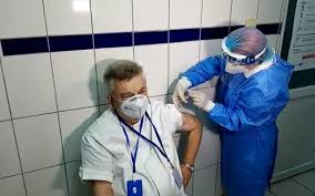 Jenner a denumit materialul vaccin de la latinescul vacca pentru vacă, iar procesul a fost denumit 2. Valeriu GheorghiÅ£Äƒ Peste 90 000 De Persoane Programate La Vaccinare Pentru Luna Ianuarie In Cele 900 De Centre De Vaccinare Capacitatea Ar Putea SÄƒ AtingÄƒ 140 000 De Persoane In Fiecare Zi