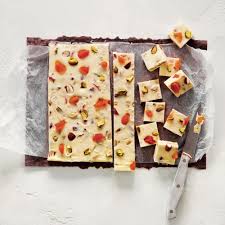 Recette De Fudge Au Chocolat Blanc Et Aux Pistaches Coup De Pouce Fudge Food Desserts