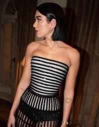 Dua lipa height 5 feet 8 inches (173 cm/ 1.73 m) and weight 58 kg (128 lbs). Dua Lipa Height Age Boyfriend Biography Family Net Worth More
