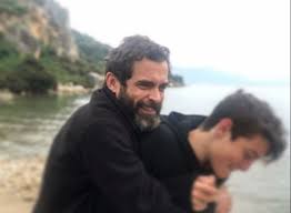Ερωτηματικά έχουν δημιουργηθεί με τα social media του ηθοποιού κωνσταντίνου μαρκουλάκη, καθώς ο προσωπικός του λογαριασμός στο facebook δεν υπάρχει πια ενώ σύμφωνα με ανάρτηση χρήστη της πλατφόρμας, ο ηθοποιός φαίνεται ότι. Kwnstantinos Markoylakhs Aytos Einai O 14xronos Koyklos Gios Toy Fwto Aftodioikisi Gr