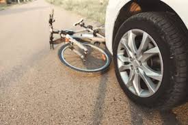 Verkehrsunfall Zwischen Pkw Mit Einem Fahrrad Beim Ruckwartsfahren Aus Einer Parkbucht