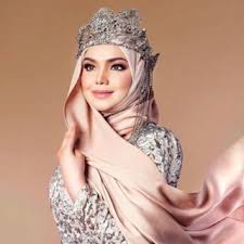 Sejak debutnya, ia telah memenangkan sejumlah kompetisi nyanyian internasional. Siti Nurhaliza 22 Lagu Paling Popular Sepanjang Zaman Galaksi Viral