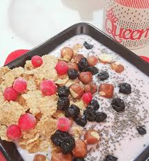 23 nisan vesilesiyle ben de evdeki cocuklara cesitli hediyeler hazirladim siyah kedi pestun a sut verdim beyaz kedi seker i en sevd food food diary breakfast