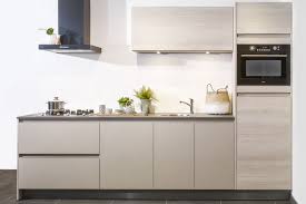 kleine rechte keuken met greeploos front in houtlook goedkope keuken met compleet set pelgrim apparatuur rechtekeuken kleine keuken keuken moderne keuken