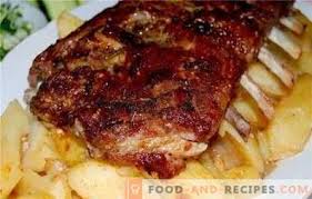 La carne di maiale è perfetta per le cotture lente nel big green egg, come dimostrato nella succulenta ricetta delle costine di maiale iberico. Costine Di Maiale Con Patate Al Forno