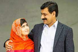 Malala og hendes familie var i stand til at bosætte sig i storbritannien, og malala deltog i gymnasiet, før de vandt et sted på oxfords malala yousafzai udførelser. Malala Yousafzai Vater Zia Ist Jeden Tag Stolz Auf Seine Tochter Berliner Morgenpost