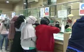 Belum lagi dari perbedaan yang terjadi dari pebisnis dan pengusaha emas itu sendiri, baik dari harga beli maupun dari harga jualnya. Harga Emas Naik Warga Tegal Jual Perhiasan Untuk Kebutuhan Selama Wabah Covid 19 Bagian 1