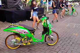 40 Foto Gambar Modifikasi Scoopy Thailook Simple Jari Jari Velg 17 Drag Bike Com Velg Honda Kendaraan