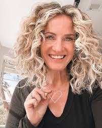 Lisa Leonard's Instagram, Twitter & Facebook