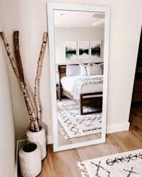 Yatak odalarında tercih edilen aynalar genellikle makyaj masalarında işlevsel olarak, gardıroplarda da boy aynası işlevi ile tercih edilmektedir. Evinizin Havasini Degistirecek En Iyi Ayna Modelleri Ve Fiyatlar