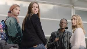 A chaque saison, nous suivons le parcours d'un personnage et découvrons au fil des événements, la vie de ce groupe d'amies iconiques, mais aussi celle des garçons qu'elles côtoient. Skam France Saison 1 Bande Annonce Vf Trailer Skam France Saison 1 Allocine