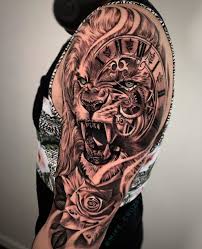 Tatouage avant bras homme avec ailes, plumes, dates et papirus par tamatoa. Composition Tete De Lion Horloge Rose Tatouage Lion Tatouage Bras Complet Idee Tatouage Avant Bras