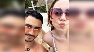 Los actores no pueden negar que están muy enamorados. El Apasionado Beso Entre Ester Exposito Y Alejandro Speitzer Fotos Elite Netflix