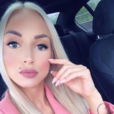 Še ena lepotička z tehniko uvihovanja naravnih trepalnic