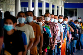 Foto orang tua yang ditinggalkan anak migran