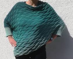Jetzt sammeln wir 70 maschen auf unseren stricknadeln und. Poncho Pulli Stricken Farbverlaufsbobbel