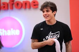 Il cantante di 28 anni, ex concorrente di amici, è morto nella tarda serata di domenica. Michele Merlo E Morto L Ex Allievo Di Amici Si Spegne A 28 Anni Per Un Emorragia Scatenata Da Leucemia