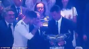 Il fifa fifpro world xi è un riconoscimento annuale che viene assegnato dalla fifpro, la federazione internazionale dei calciatori professionisti, a partire dal 2005 e dal 2009 in collaborazione con la fifa. Sergio Ramos Pays Tribute To Paolo Maldini As He Lifts Bernabeu Trophy Daily Mail Online