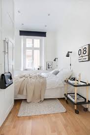 Since the bed is the most massive piece of furniture in the room, everything else should be arranged based on its position. Einrichtungstrends Schlafzimmer Gestaltung Flexibles Neutrale Kleine Frseinrichtungstrends Furs K Cozy Small Bedrooms Small Master Bedroom Small Bedroom