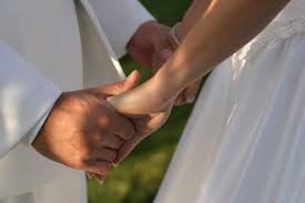 Bei bekannten oder freunden ist ein wert bei einer besonders aufwändigen hochzeitsfeier in einer außergewöhnlichen location inklusive hochwertigen hochzeitsgastgeschenken ist es. Was Schenkt Man Zur Standesamtlichen Hochzeit Ideen