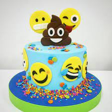 Pin By Fidelia Ubini On Cakes N More Emoji Cake Emoji Birthday Cake Pumpkin Cake