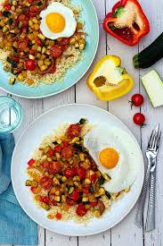 Semoule Aux Legumes D Ete Epices Et Oeuf Sur Le Plat Amandine Cooking Oeuf Au Plat Recettes De Cuisine Plat