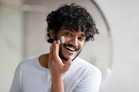 girl-using-sunwoman-using-sunscreen